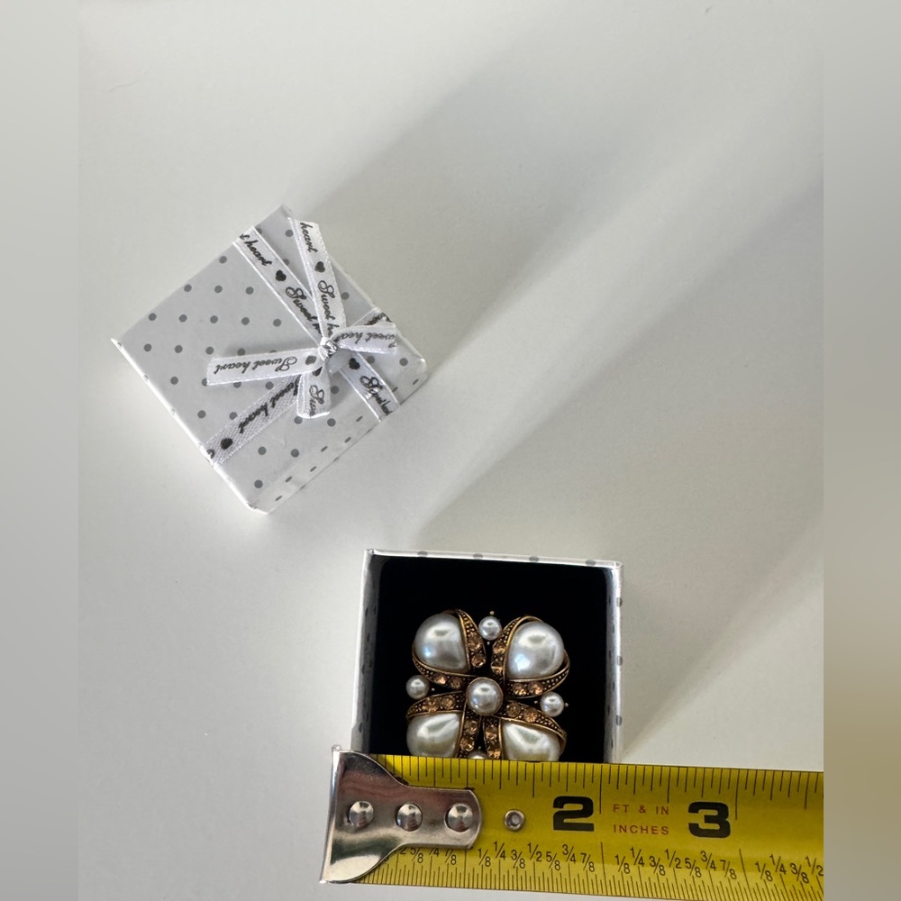 Vintage Style Pearl Gold Tone Brooch Floral Statement Pin Gift Box New - Picture 6 of 6